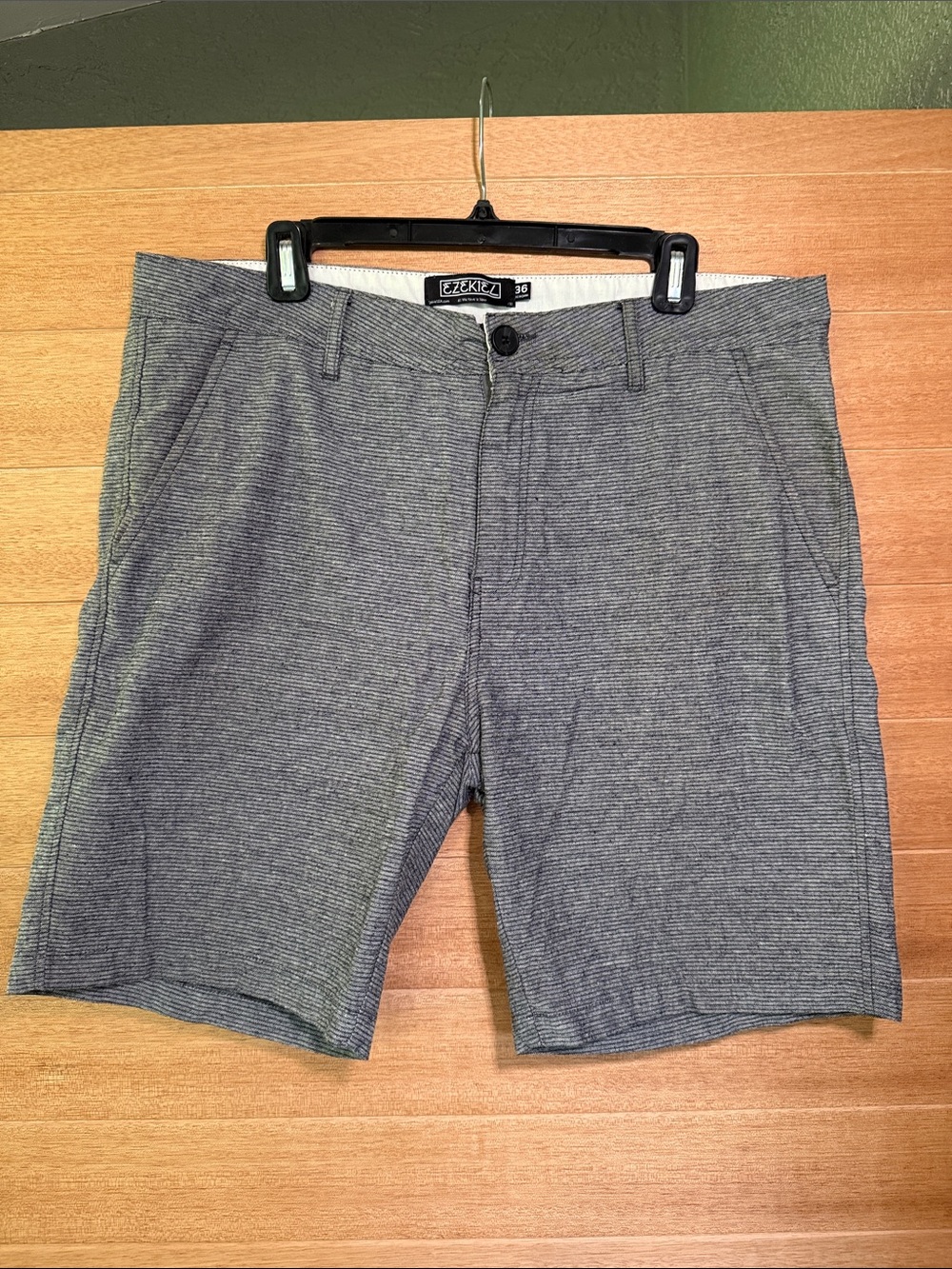 Ezekiel Men's Heather Gray Flat-Front Shorts - size 36 - 8.5” inseam